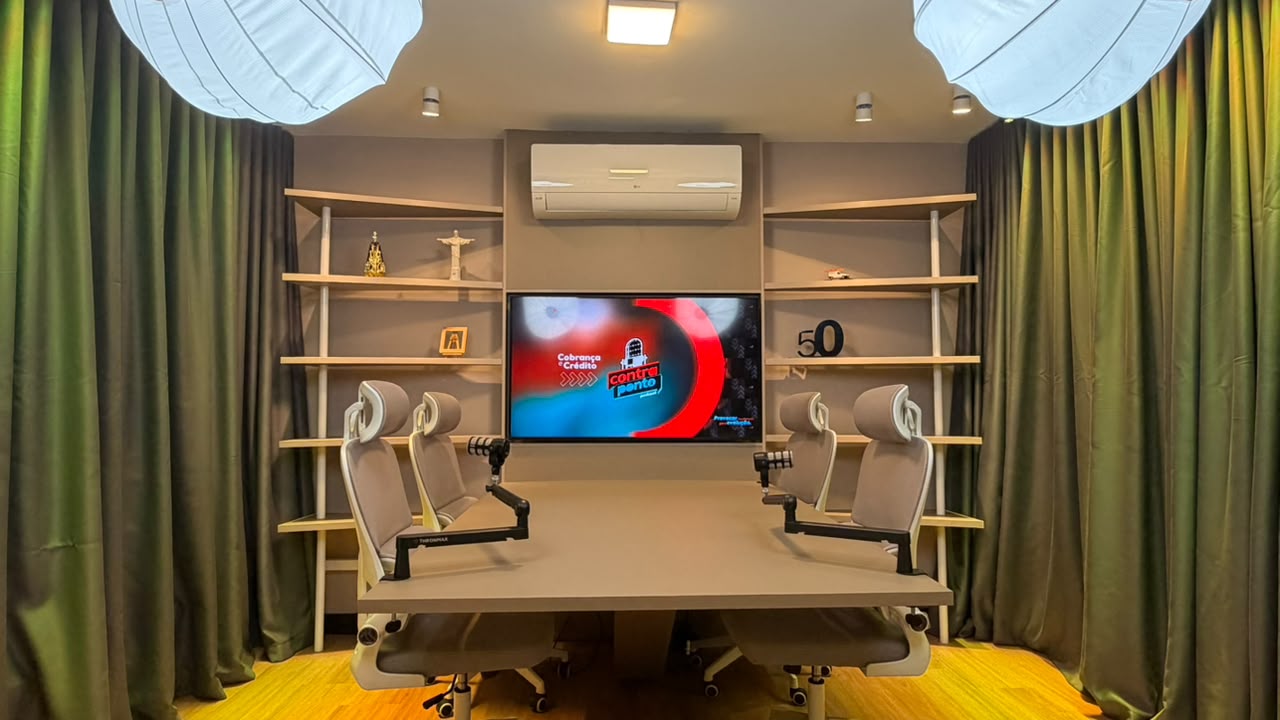 Mesa principal do Studio Contra Ponto pronta para gravação